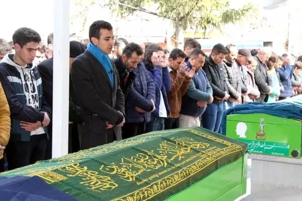 Akıntıya Kapılarak Boğulan Gencin Cenaze Namazını Ağabeyi Kıldırdı Akıntıya Kapılarak Boğulan Gencin Cenaze Namazını Ağabeyi Kıldırdı