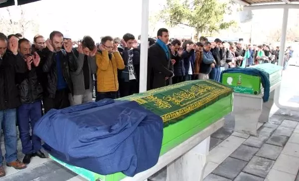 Akıntıya Kapılarak Boğulan Gencin Cenaze Namazını Ağabeyi Kıldırdı Akıntıya Kapılarak Boğulan Gencin Cenaze Namazını Ağabeyi Kıldırdı