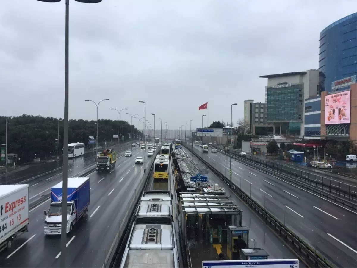 Bahçelievler'de Metrobüs Kazası: 3 Yaralı