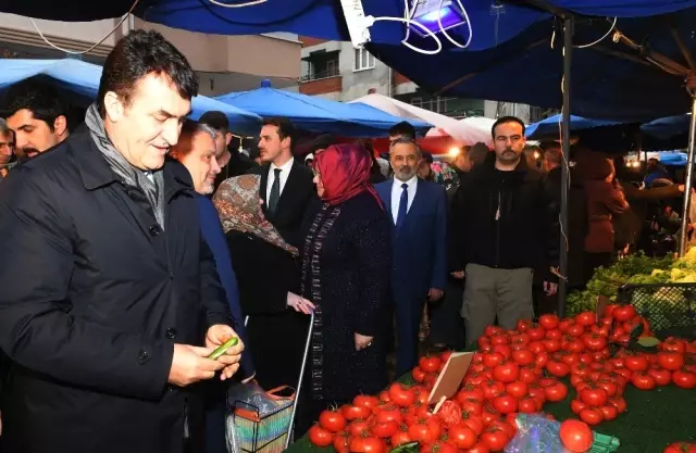 Dündar, Bakan Zümrüt Selçuk ile Birlikte Pazar Alışverişi Yaptı Dündar, Bakan Zümrüt Selçuk ile Birlikte Pazar Alışverişi Yaptı
