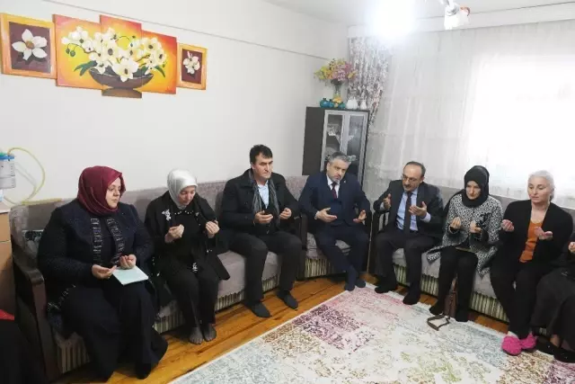 Dündar, Bakan Zümrüt Selçuk ile Birlikte Pazar Alışverişi Yaptı Dündar, Bakan Zümrüt Selçuk ile Birlikte Pazar Alışverişi Yaptı
