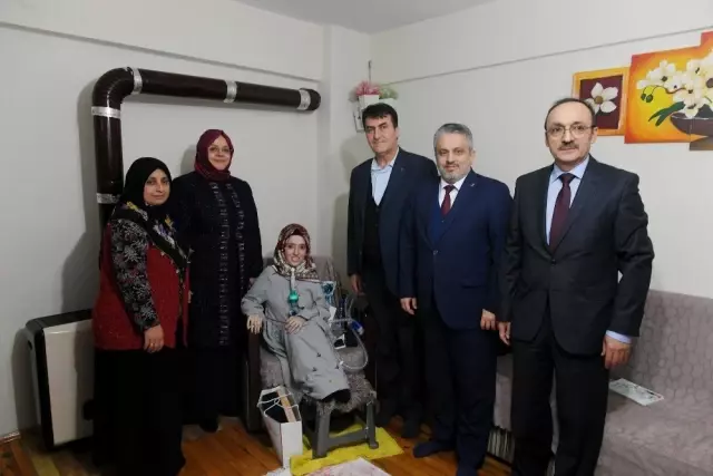 Dündar, Bakan Zümrüt Selçuk ile Birlikte Pazar Alışverişi Yaptı Dündar, Bakan Zümrüt Selçuk ile Birlikte Pazar Alışverişi Yaptı