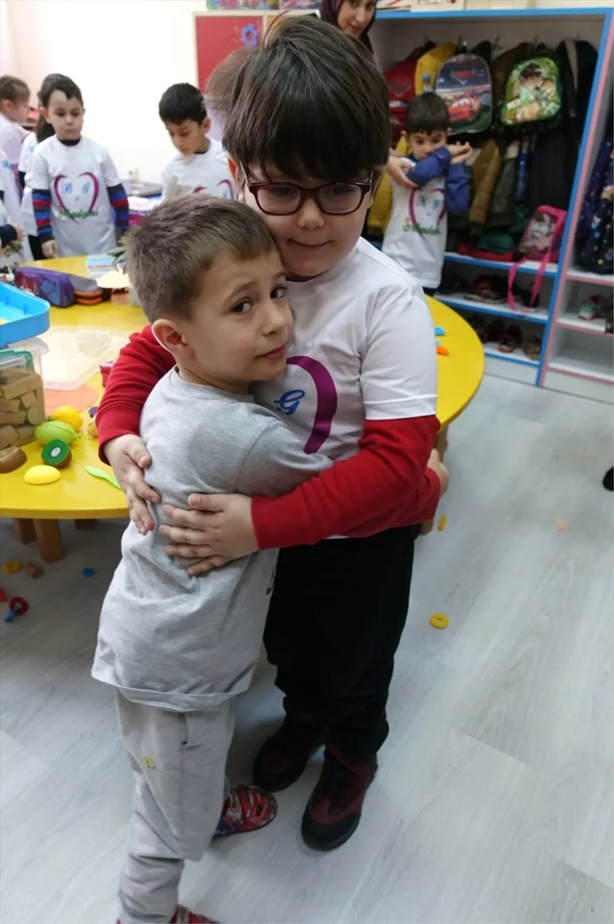 Afgan ve Suriyeli Çocuklara Mutluluk Taşıyorlar
