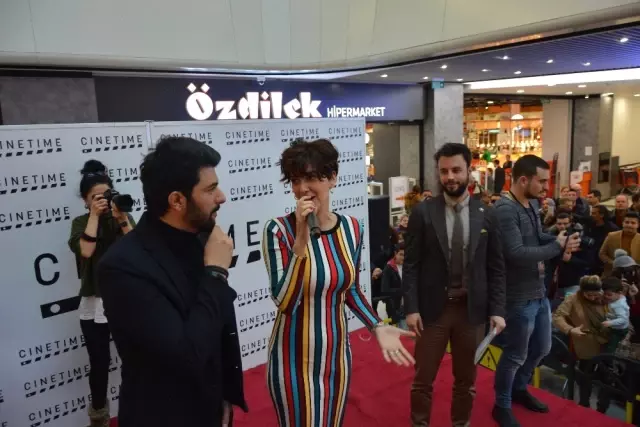 Bergüzar Korel ve Engin Akyürek Bursa'da Hayranlarıyla Buluştu Bergüzar Korel ve Engin Akyürek Bursa'da Hayranlarıyla Buluştu