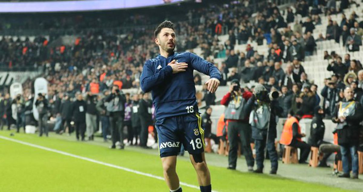 Beşiktaş Taraftarından Tolgay Arslan'a Dürümlü Protesto