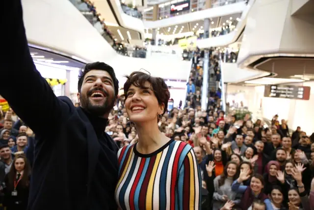 Engin Akyürek Ve Bergüzar Korel'e Bursa Seyircilerden Coşkulu Karşılama! Engin Akyürek Ve Bergüzar Korel'e Bursa Seyircilerden Coşkulu Karşılama!