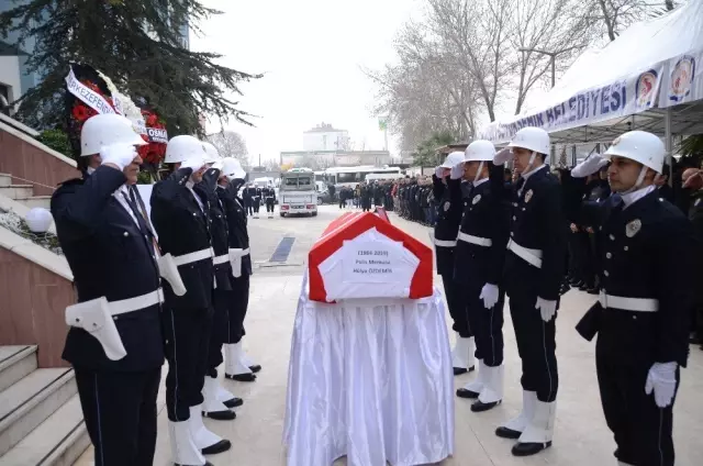 Kansere Yenik Düşen Polis Memuru Hülya Özdemir Son Yolculuğuna Uğurlandı Kansere Yenik Düşen Polis Memuru Hülya Özdemir Son Yolculuğuna Uğurlandı