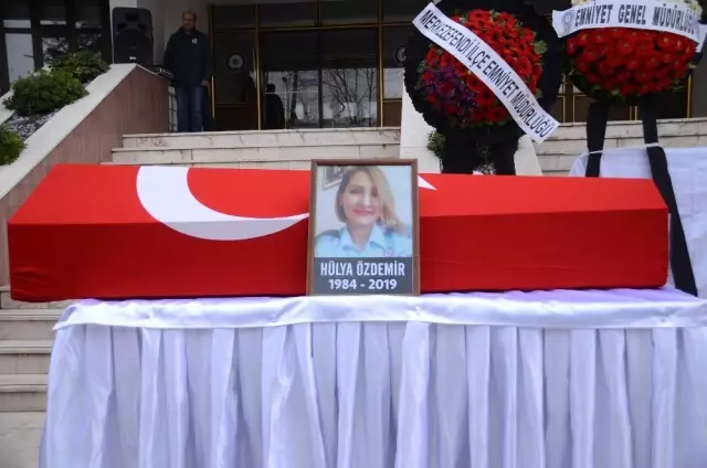 Kansere Yenik Düşen Polis Memuru Hülya Özdemir Son Yolculuğuna Uğurlandı Kansere Yenik Düşen Polis Memuru Hülya Özdemir Son Yolculuğuna Uğurlandı
