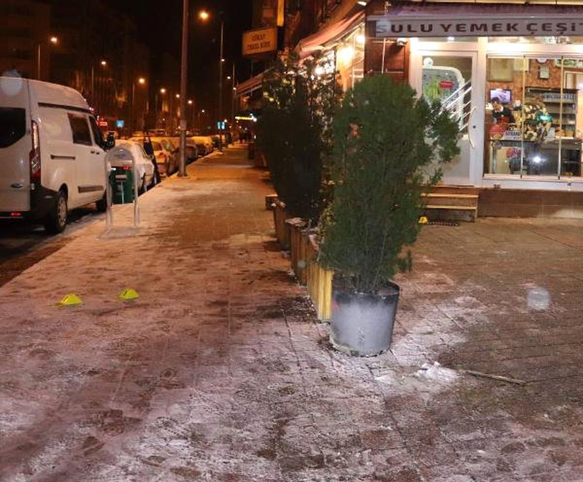 Lokantada Yemekleri Beğenmeyen Şahıs, 3 Kişiyi Vurdu