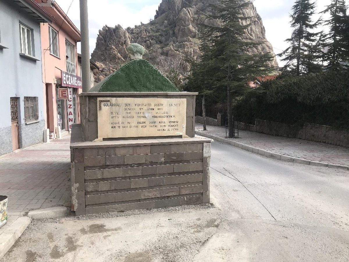 Yol Ortasındaki Mezarı Görenler, Dua Okuyup Yoluna Devam Ediyor