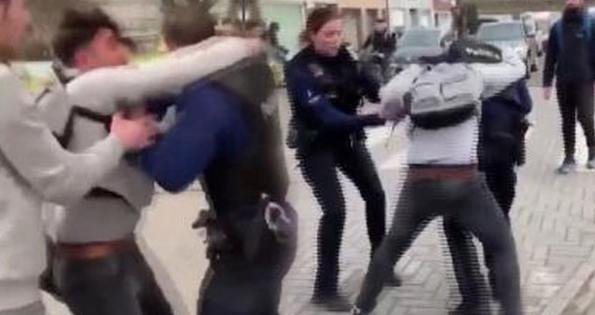 Belçika Polisi, Kavgaya Karışan 2 Türk Öğrenciyi Darp Etti