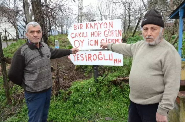 Yollarının Uzun Süredir Yapılmadığı Söyleyen Vatandaşlar, Seçim Çalışması Yapılmasını Yasakladı Yollarının Uzun Süredir Yapılmadığı Söyleyen Vatandaşlar, Seçim Çalışması Yapılmasını Yasakladı