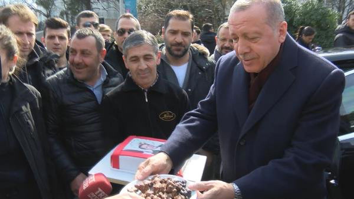 Cumhurbaşkanı Erdoğan'a Evinin Önünde Doğum Günü Sürprizi