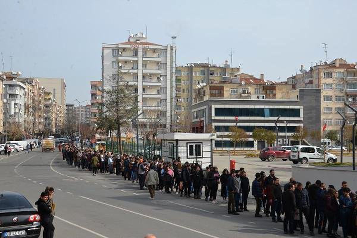 Diyarbakır'da Memur Olmak İsteyenler Uzun Kuyruklar Oluşturdu