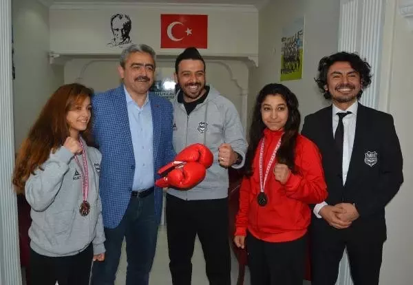 Nazillili Kadın Boksörlere Milli Davet Nazillili Kadın Boksörlere Milli Davet