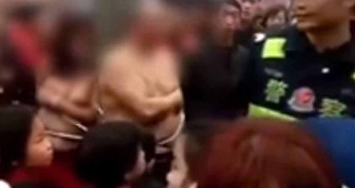 Öfkeli Eş, Kocası ile Yasak Aşkını Çırılçıplak Soyup Ağaca Bağladı