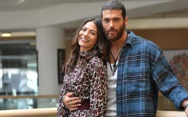 Oyuncu Demet Özdemir'in Doğum Gününde Karavanı Güllerle Kaplatıldı