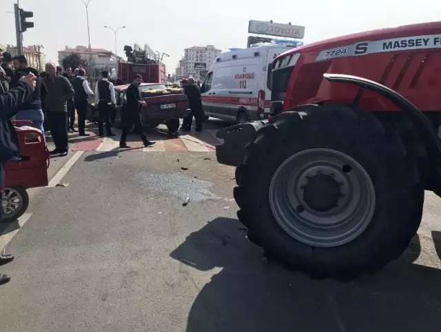 Traktör ile Otomobil Çarpıştı: 1'i Ağır 3 Yaralı