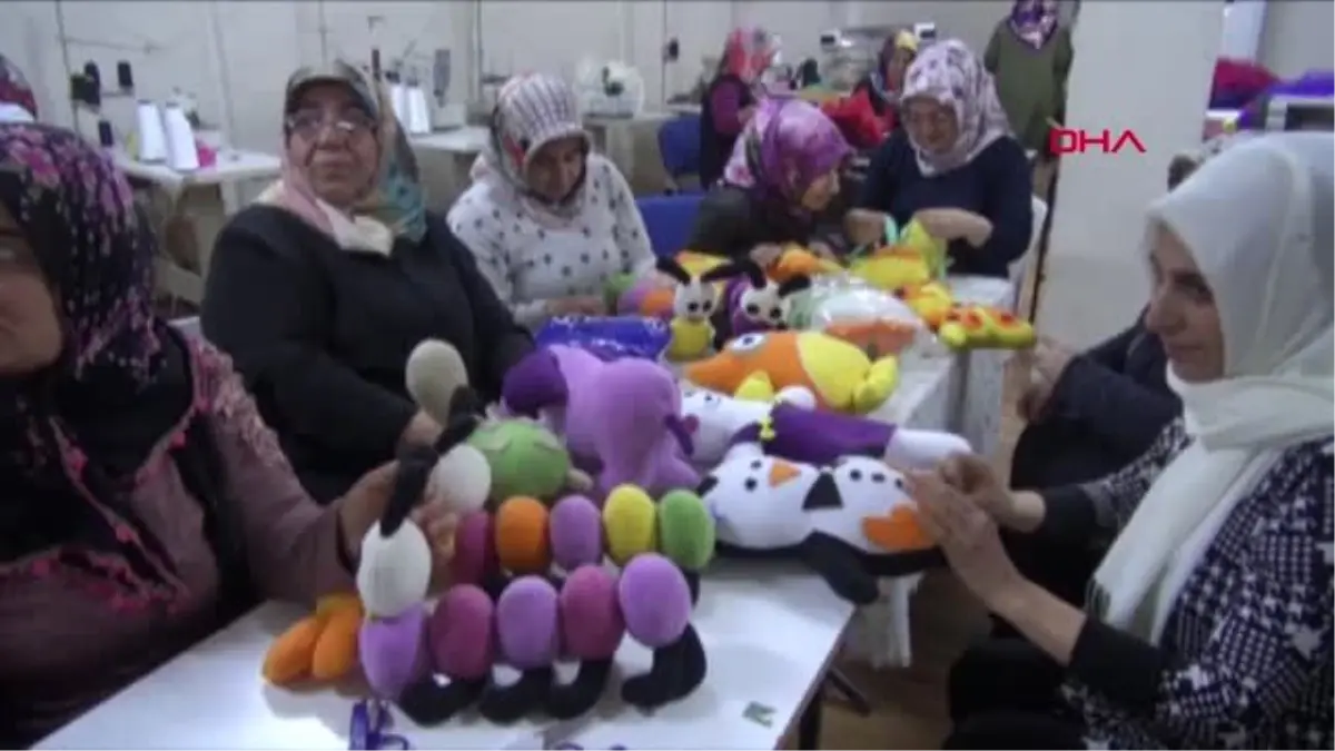 Adıyamanlı Kadınlar, Bez Oyuncak Yapıyor