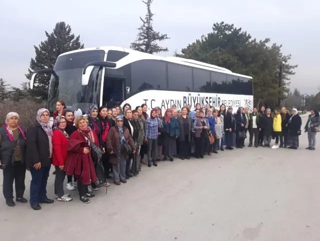 Büyükşehir Aydınlı Kadınları Anıtkabir'e Götürdü Büyükşehir Aydınlı Kadınları Anıtkabir'e Götürdü