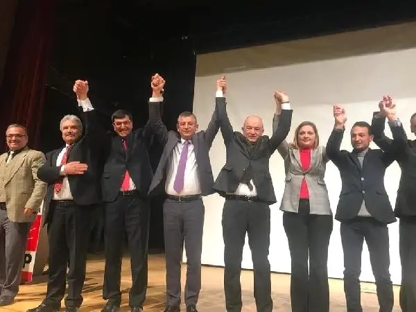 CHP'li Özel: Memnun Olmadığın Başkan Varsa Göstereceğin Kırmızı Karttır CHP'li Özel: Memnun Olmadığın Başkan Varsa Göstereceğin Kırmızı Karttır