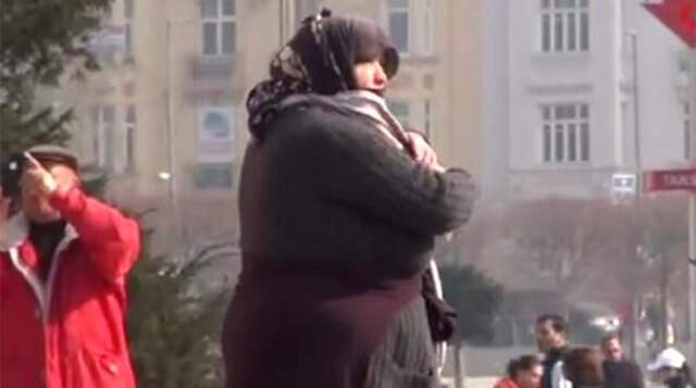 Dilenci Kadın, Paraları Vücuduna Saklarken Görüntülendi