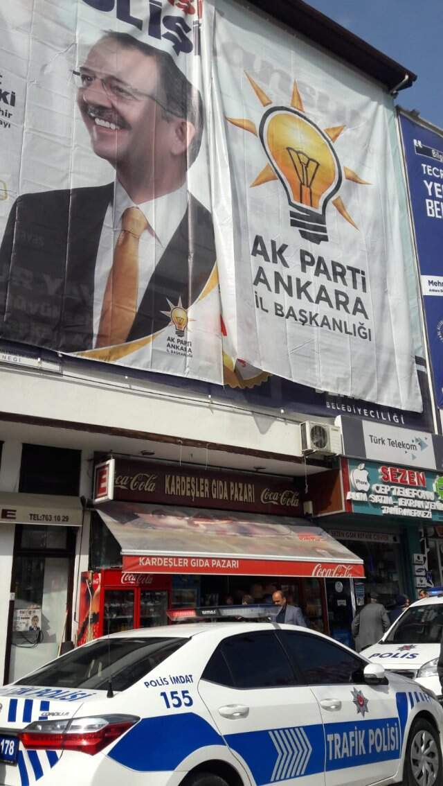 Mansur Yavaş, Özhaseki'nin Afişlerinin Kendi Afişinin Üzerine Asılmasını Kabul Etti