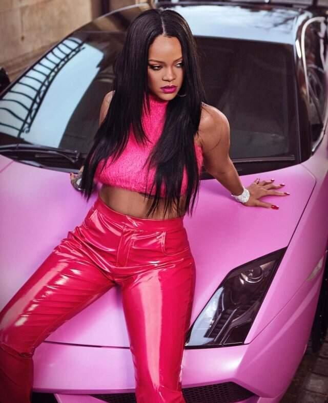 Rihanna'dan Siyah Mayolu Cüretkar Poz!