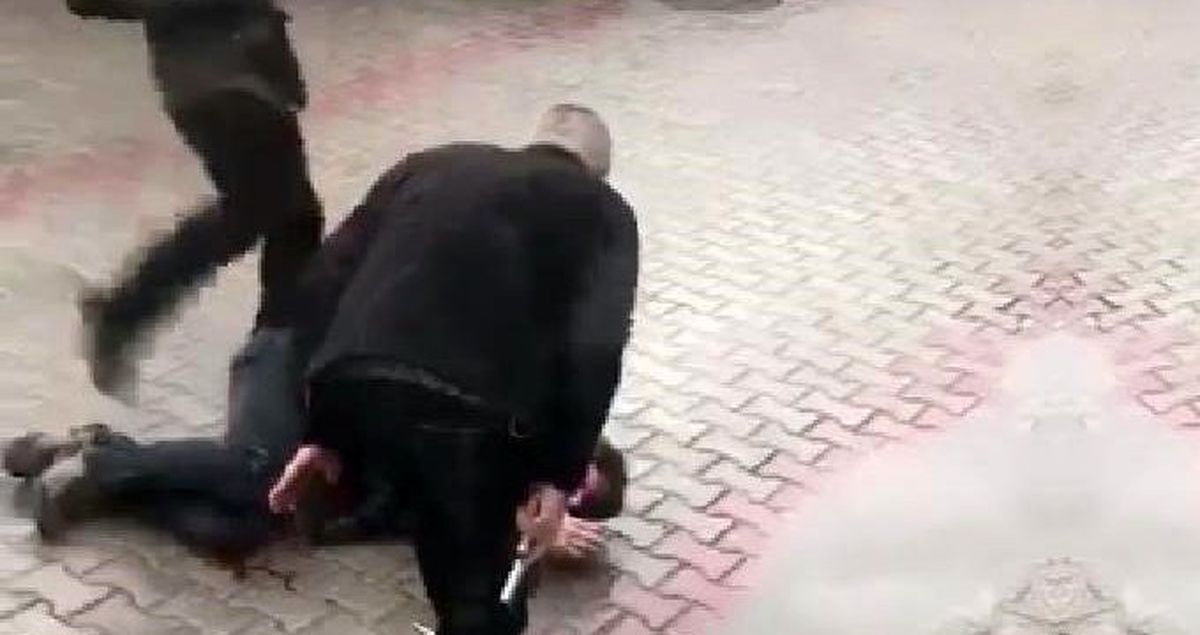 Sokak Ortasında Dehşete Düşüren Olay! Biri Tabancayla Vurdu, Diğeri Tekmeledi
