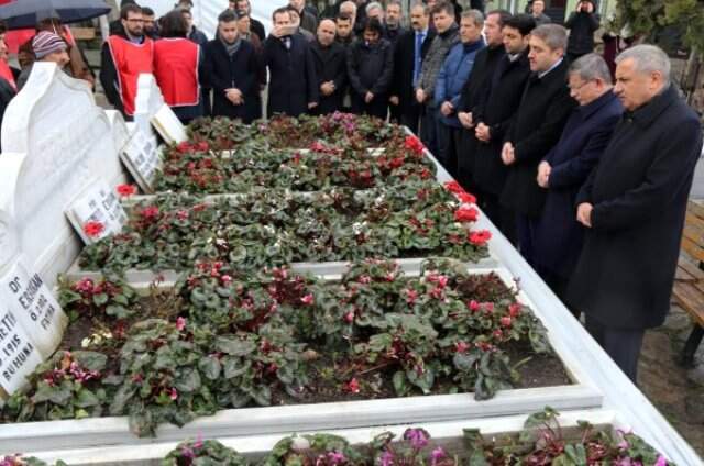 Ahmet Davutoğlu, Yanında Dikkat Çeken 2 İsimler Erbakan'ın Kabrini Ziyaret Etti