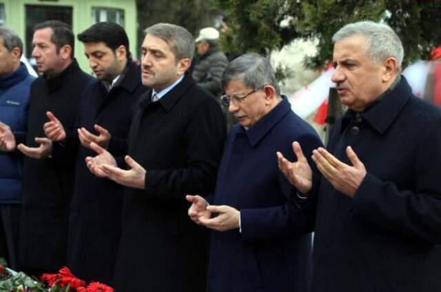 Ahmet Davutoğlu, Yanında Dikkat Çeken 2 İsimler Erbakan'ın Kabrini Ziyaret Etti
