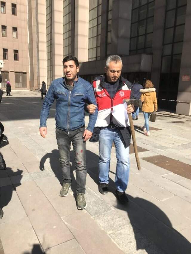 Bakırköy Adliyesine Baltayla Girmeye Çalışan Zanlı Gözaltına Alındı