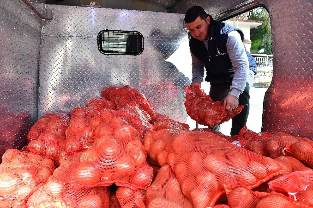 İzmir Büyükşehir Belediyesi, İhtiyaç Sahibi Ailelere Ücretsiz Olarak Patates ve Soğan Dağıtımına Başladı