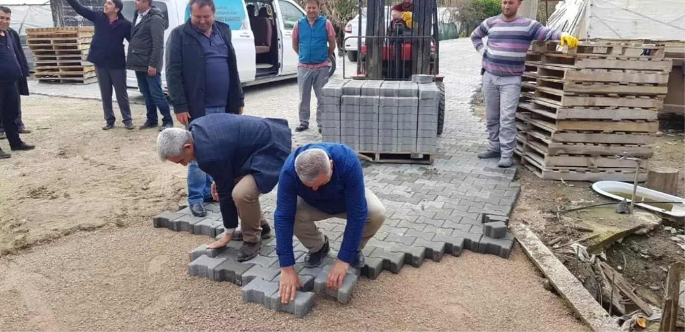 Ak Partili Başkan Adayı Karakuş, Seçim Çalışmasını Bırakıp Parke Döşedi