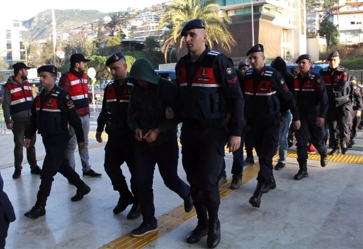 Alanya'da Suç Örgütü Şüphelisi 15 Kişi Tutuklandı