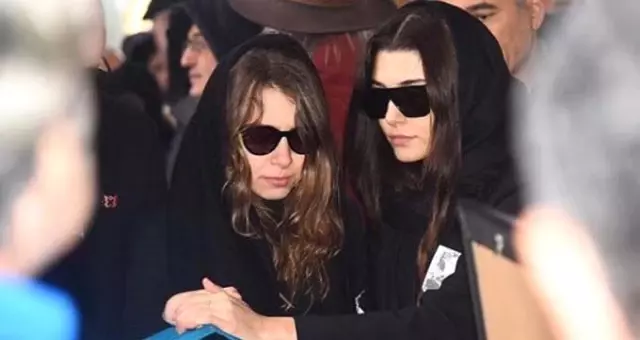 Annesini Kanserden Kaybeden Hande Erçel, Sessizliğini Bozdu: Annemi Çok Özledim Annesini Kanserden Kaybeden Hande Erçel, Sessizliğini Bozdu: Annemi Çok Özledim