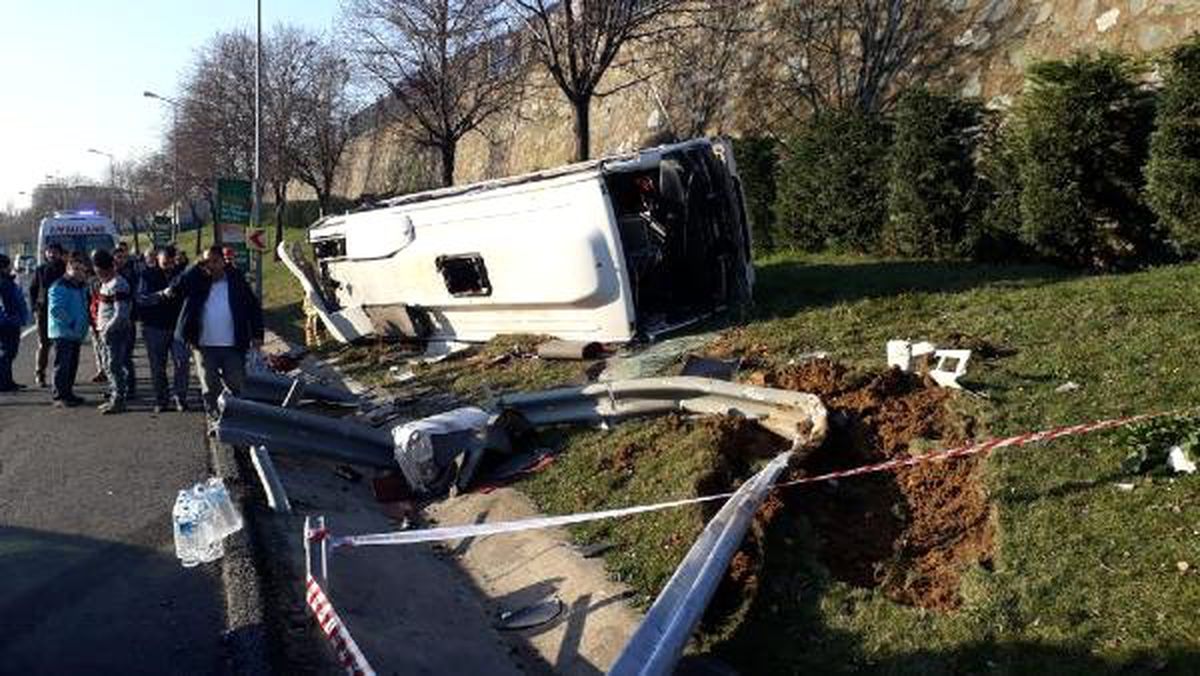 Bayrampaşa'da Servis Midibüsü Devrildi! 11 İşçi Yaralandı