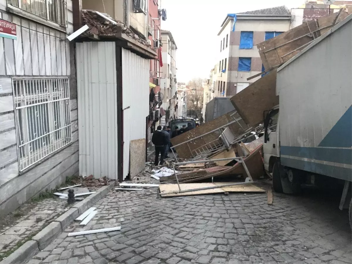 Fatih'te İnşaat İskelesi Çöktü