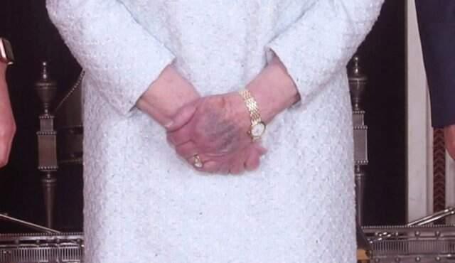 Kraliçe Elizabeth'in Elindeki Morluk İngilizleri Ayağa Kaldırdı!