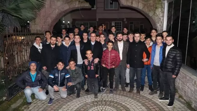 Mehmet Kanar'a Gençlerden Büyük İlgi Mehmet Kanar'a Gençlerden Büyük İlgi