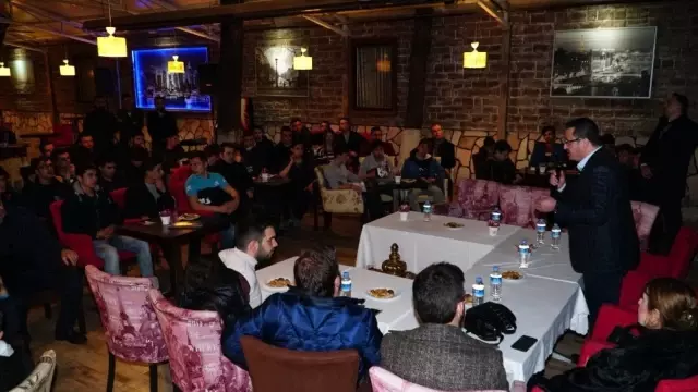 Mehmet Kanar'a Gençlerden Büyük İlgi Mehmet Kanar'a Gençlerden Büyük İlgi