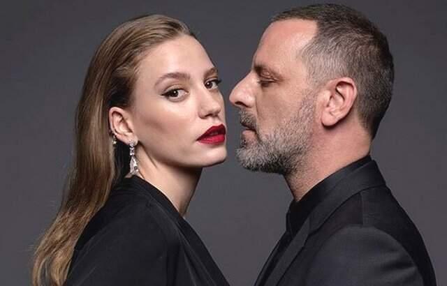 Ozan Güven, Serenay Sarıkaya ile Sette Çekilen Bornozlu Fotoğrafını Paylaştı