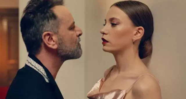 Ozan Güven, Serenay Sarıkaya ile Sette Çektirdiği Bornozlu Fotoğrafını Paylaştı Ozan Güven, Serenay Sarıkaya ile Sette Çektirdiği Bornozlu Fotoğrafını Paylaştı