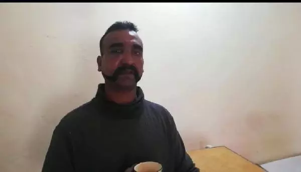 Pakistan, Hint Pilotu Teslim Ediyor Pakistan, Hint Pilotu Teslim Ediyor