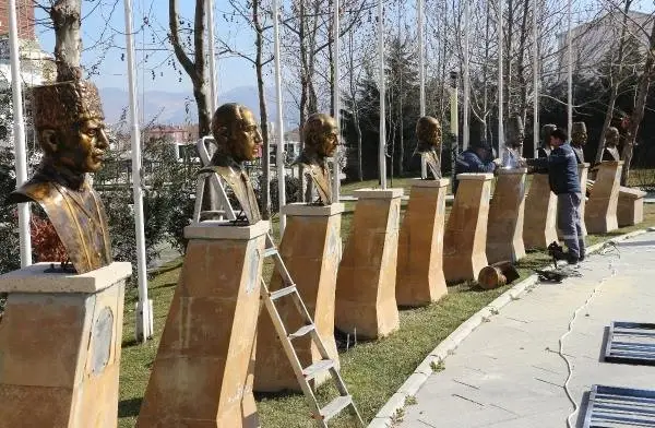 Parktan Çalınan Türk Büyüklerinin Büstleri Yenilendi Parktan Çalınan Türk Büyüklerinin Büstleri Yenilendi