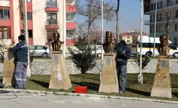 Parktan Çalınan Türk Büyüklerinin Büstleri Yenilendi Parktan Çalınan Türk Büyüklerinin Büstleri Yenilendi