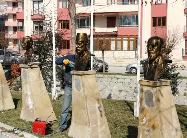 Parktan Çalınan Türk Büyüklerinin Büstleri Yenilendi Parktan Çalınan Türk Büyüklerinin Büstleri Yenilendi
