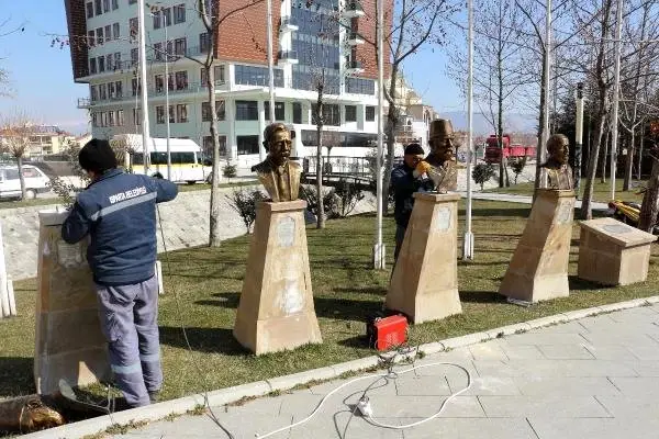 Parktan Çalınan Türk Büyüklerinin Büstleri Yenilendi Parktan Çalınan Türk Büyüklerinin Büstleri Yenilendi