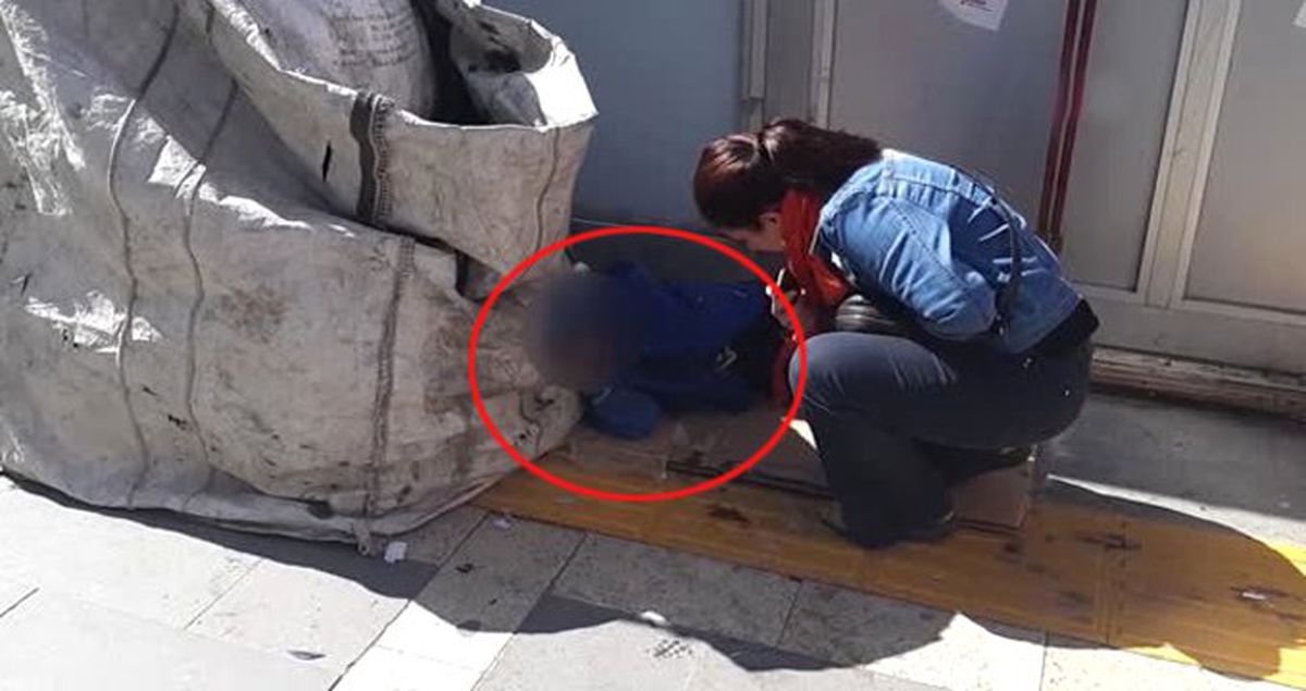 Kağıt Toplama Arabasını Yastık Yapıp Kaldırımda Uyuyan Küçük Çocuk Yürek Burktu