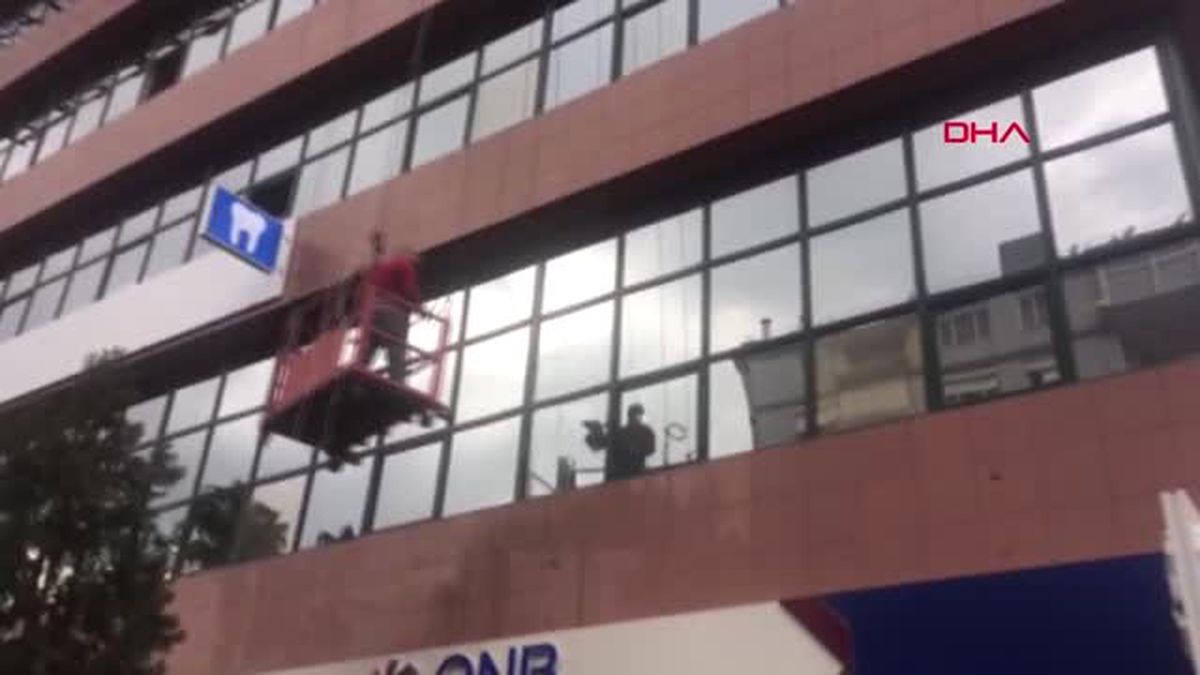 Adana Ölüm Tehlikesine Aldırmadan Cam Sildi